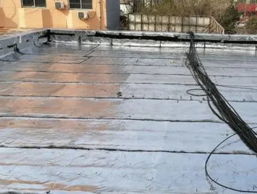 柏乡卫生间漏水维修公司分享下柏乡屋面楼顶防水刚性防水层施工要点。
